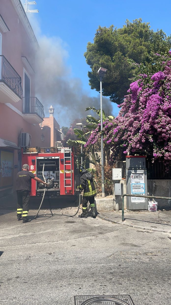 Paura A Ischia Vasto Incendio A San Ciro Pompieri In Azione Il