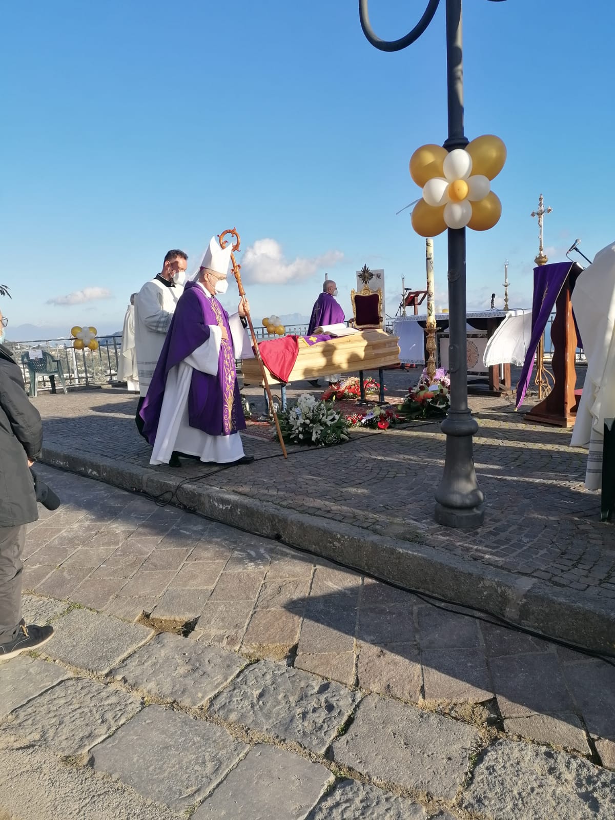 IL SALUTO SILENZIOSO. Lutto Cittadino E Funerali In Piazza Per Don ...